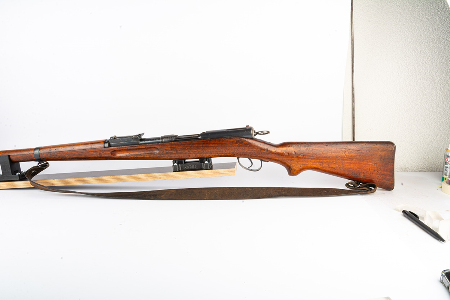 Putzböckli Karabiner & Langgewehr auf Brett